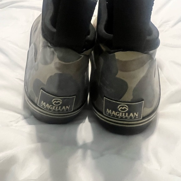 Magellan outdoors rubber camp kids boots size 5D - Picture 3 of 4